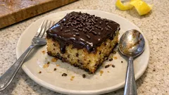 Σιροπιαστό μυρμηγκάτο κέικ με γκανάζ σοκολάτας – ζουμερό για μέρες