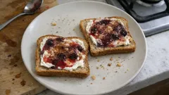 Ψωμί ολικής με τυρί κρέμα και μαρμελάδα: το γρήγορο πρωινό που δεν βαραίνει