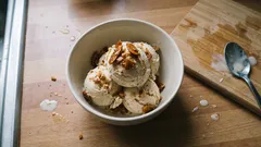 Παγωτό πραλίνα αμυγδάλου στο σπίτι – κρεμώδες, με τραγανό «κρακ» καραμέλας