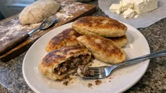 Μικρασιάτικες πίτες στο τηγάνι: η παραδοσιακή συνταγή με τυρί ή κιμά