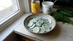 Σαλάτα αγγουριού με γιαούρτι και άνηθο—δροσερή, κρεμώδης και πανεύκολη