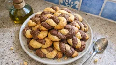 Δίχρωμα κουλουράκια βανίλια-κακάο με άρωμα πορτοκάλι: τραγανά και εύκολα