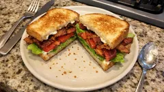 BLT σάντουιτς στο σπίτι: τραγανό μπέικον, ζουμερή ντομάτα και φρυγανιά