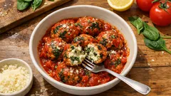 Κεφτεδάκια με μυζήθρα και σπανάκι σε σάλτσα ντομάτας – αφράτα και χωρίς κρέας