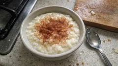 Ρυζόγαλο με μαστίχα και κανέλα: η σπιτική συνταγή για βελούδινο αποτέλεσμα