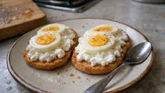 Φρυγανιές με τυρί κότατζ και αυγό: το εύκολο πρωινό που χορταίνει πραγματικά