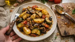 Καλοκαιρινό μπριάμ στον φούρνο: εύκολη συνταγή για λαχανικά που λιώνουν