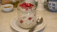Overnight oats σε βαζάκι με κόκκινα φρούτα: κρεμώδες πρωινό από το βράδυ