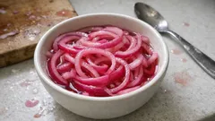 Γρήγορο τουρσί κρεμμύδι σε 30 λεπτά – το εύκολο συνοδευτικό που ταιριάζει παντού