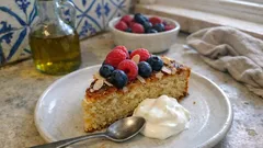 Κέικ αμυγδάλου χωρίς γλουτένη με κόκκινα φρούτα: η μαρέγκα που το κάνει αφράτο