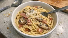 Καρμπονάρα με κρέμα γάλακτος: κρεμώδης μακαρονάδα που βγαίνει πάντα