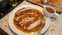 Γαλοπούλα στη γάστρα: ζουμερή με αρωματικό βούτυρο και σάλτσα κρασιού-πορτοκαλιού