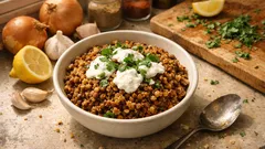 Φακές με πλιγούρι στην κατσαρόλα, με μπαχαρικά και δροσερό γιαούρτι σκόρδου