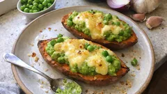 Γεμιστές γλυκοπατάτες με μους αρακά: εύκολη ιδέα για ελαφρύ και χορταστικό γεύμα