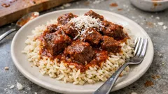 Μοσχάρι κοκκινιστό με ρύζι – πλούσια σάλτσα και σπυρωτό πιλάφι