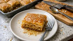 Σουσαμόπιτα ταψιού με τραγανό φύλλο: το κόλπο με το κρύο σιρόπι