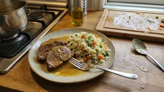 Μοσχάρι λεμονάτο κατσαρόλας με πιλάφι άνηθου – τρυφερό και ζουμερό