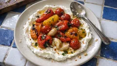 Σαλάτα με ψητές πιπεριές από την Πάρο: απλή, δροσερή και γεμάτη άρωμα