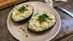 Τζατζίκι με αβοκάντο: κρεμώδες ντιπ που δένει τέλεια με πίτες και λαχανικά