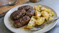 Μπιφτέκια με πατάτες στο φούρνο: το απλό βήμα που τα κρατά ζουμερά