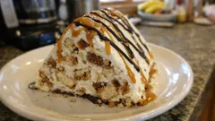 Γλυκό ψυγείου πυραμίδα με καραμελωμένο ζαχαρούχο – χωρίς ψήσιμο, κόβεται τέλεια