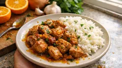 Χοιρινή τηγανιά με πορτοκάλι και ρύζι: μελωμένη σάλτσα που δένει τέλεια