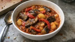 Μελιτζάνες κατσαρόλας λαδερές: πώς να πετύχεις σάλτσα που δένει και μελώνει