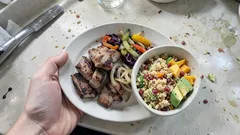 Μπριζόλες λαιμού στη σχάρα με μαρινάδα βαλσαμικού και δροσερό κους κους με φρούτα