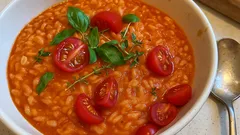 Ντοματόρυζο στην κατσαρόλα: το κόλπο με τον ζεστό ζωμό για τέλειο χύλωμα