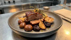 Αγριογούρουνο στη γάστρα με δαμάσκηνα και κάστανα – τρυφερό, γιορτινό και αρωματικό