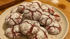 Ραγισμένα μπισκότα red velvet: μαλακά μέσα, «χιονισμένα» με άχνη σε 15′