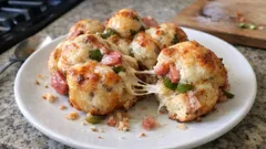 Monkey bread πίτσα: αφράτες μπουκιές με τυρί και ζαμπόν για το τραπέζι της παρέας