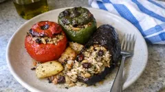 Γεμιστά στο ταψί με μελωμένο ρύζι: το ψήσιμο σε 2 στάδια που τα κρατά ζουμερά