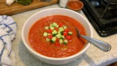 Καλοκαιρινό γκασπάτσο χωρίς μαγείρεμα: δροσερό και βελούδινο σε 10′