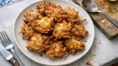 Νηστίσιμες τηγανίτες με κρεμμύδι: τραγανές απ’ έξω, μαλακές μέσα