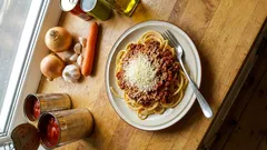 Μακαρόνια με κιμά όπως της μαμάς – μελωμένη σάλτσα που δένει σωστά