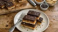 Γλυκό ψυγείου τύπου Twix με κράκερς και καραμέλα που κόβεται τέλεια