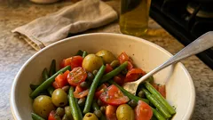 Ζεστή σαλάτα με φασολάκια και πατάτες με λεμονάτο dressing μουστάρδας