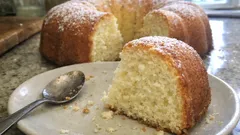 Κέικ βανίλιας αφράτο και ζουμερό: η κλασική συνταγή που πετυχαίνει πάντα