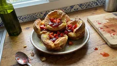 Pop-overs με φράουλες: αφράτα, τραγανά και έτοιμα για brunch στο σπίτι