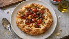 Εύκολη τάρτα με τυριά και ψητή ντομάτα για κάθε καλοκαιρινό τραπέζι