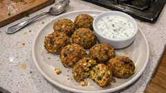 Κεφτεδάκια λαχανικών με βρόμη στο φούρνο – με δροσερή σως γιαουρτιού