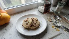 Μελομακάρονα με σιμιγδάλι: τραγανά απ’ έξω, βαθιά μελωμένα μέσα