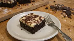 Cheesecake brownies με μαρμαρωμένη κρέμα: πλούσιο γλυκό που κόβεται σε τέλειες φέτες