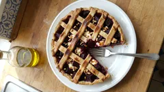 Παντζαρόπιτα με φέτα και κουκουνάρια: ανοιχτή πίτα με τραγανή βουτυρένια βάση