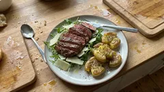 Μοσχαρίσια ταλιάτα με ρόκα και παρμεζάνα – ζουμερή, με τραγανές πατάτες φούρνου