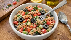 Κρύα σαλάτα ζυμαρικών με ελιές και dressing γιαουρτιού – ιδανική για το γραφείο