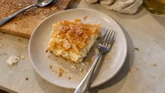 Εύκολη τυρόπιτα με φύλλο κρούστας: τραγανή απ’ έξω, κρεμώδης μέσα