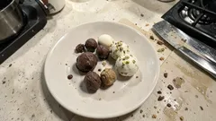 Σοκολατάκια με μπισκότα και 4 υλικά: 2 εκδοχές χωρίς ψήσιμο (σοκολάτα ή φιστίκι)