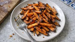 Τραγανές γλυκοπατάτες στον φούρνο: το απλό βήμα που κάνει τη διαφορά